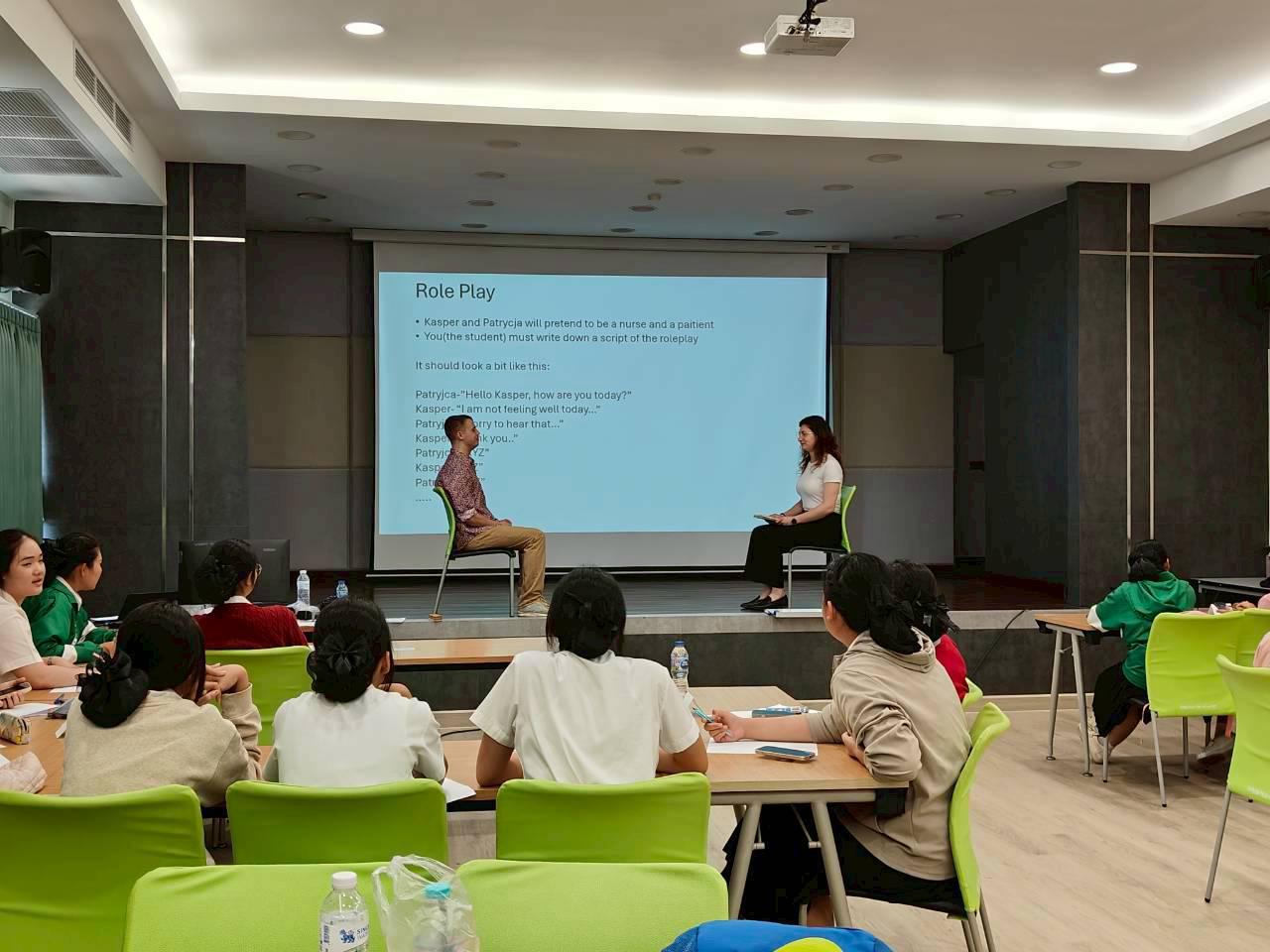 6. English for Nurses: พัฒนาทักษะภาษาอังกฤษเพื่อการสื่อสารทางการพยาบาลอย่างมืออาชีพ